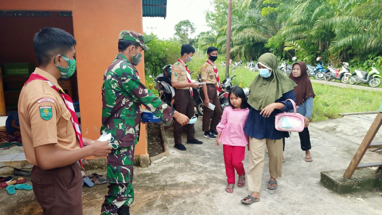 Datangi Warga, Cara Babinsa Sebangun Ingatkan Protokol Kesehatan