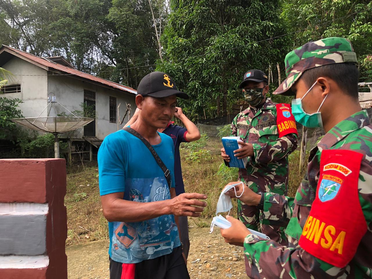 Pantang Menyerah, Babinsa Enteli Terus Sosialisasikan Protokol Kesehatan kepada Warga Binaan