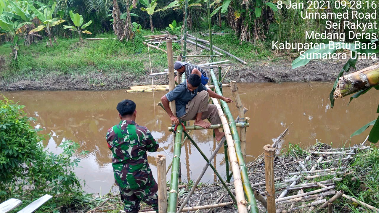 Gotong Royong Yang Dilaksanakan Personel Jajaran Kodim 0208/Asahan Dengan Perbaiki Jembatan Alternatif Diwilayah Desa Binaan