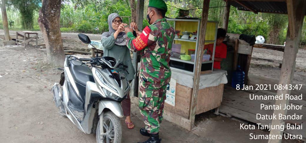 Edukasi Covid-19, Personel Jajaran Kodim 0208/Asahan Laksanakan Pengawasan Protokol Kesehatan Dan Bagikan Masker