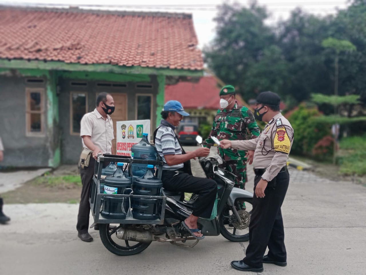 Ops Pendisiplinan Prokes, Polsek Waringinkurung Bagikan Ratusan Masker