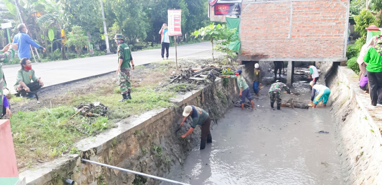 Koramil Kapas Bersama Masyarakat Gotong Royong Bersihkan Kali Pirang dan Avoor