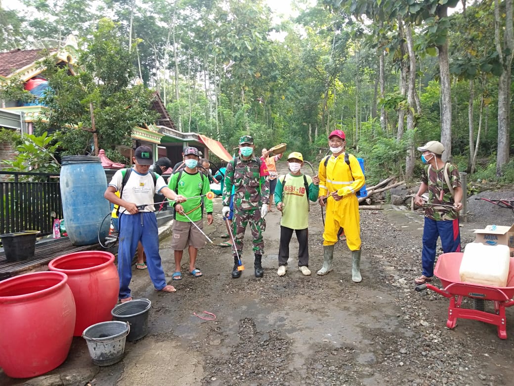 Putuskan Penyebaran Covid-19, Babinsa Koramil 0806/01 Kota Semprot Disinfektan