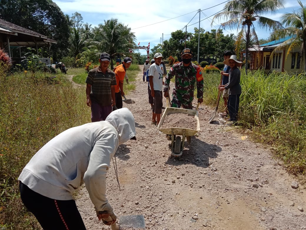 Gotong Royong, Cara Babinsa Temajuk Bersama Warga Perbaiki Jalan