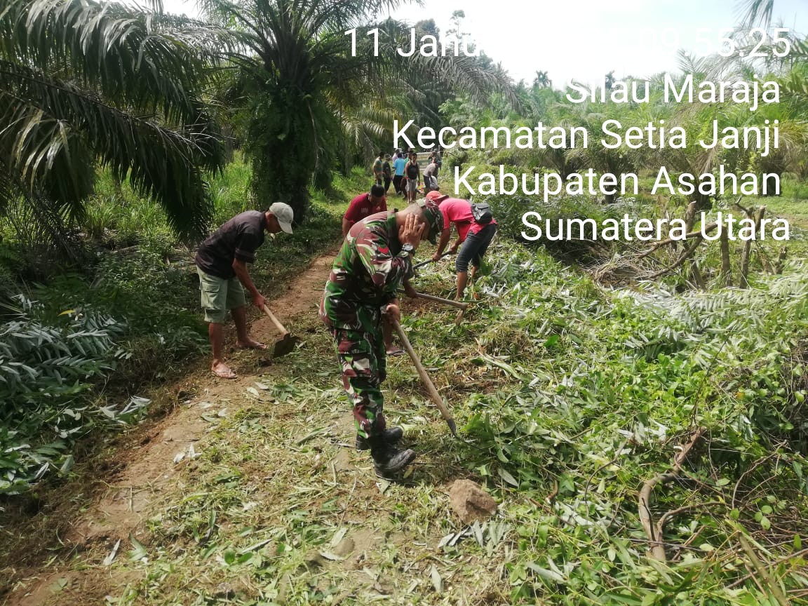 Personel Jajaran Kodim 0208/Asahan Laksanakan Gotong Royong Bersama Warga Desa Binaan