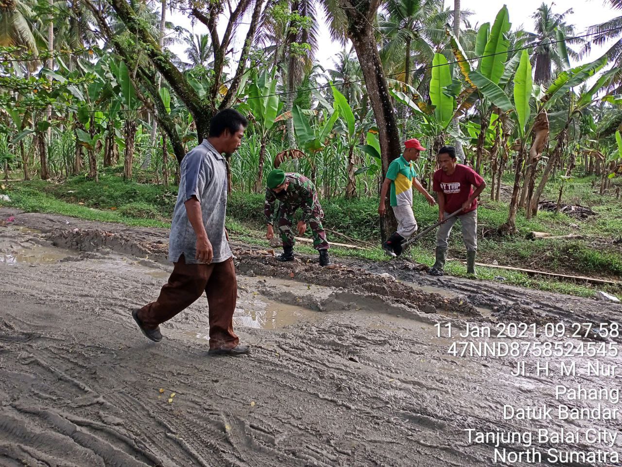 Gotong Rotong Bersama Warga Binaan Dilaksanakan Personel Jajaran Kodim 0208/Asahan Dengan Perbaikan Jalan