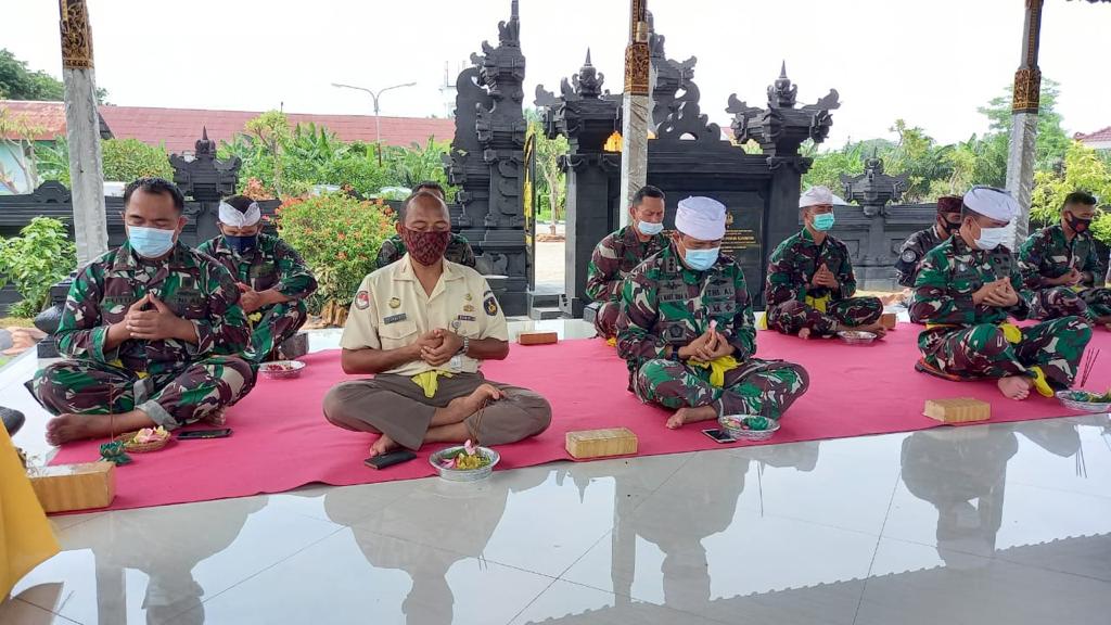 Personel STTAL Ikuti Perayaan Hari Raya Siwaratri