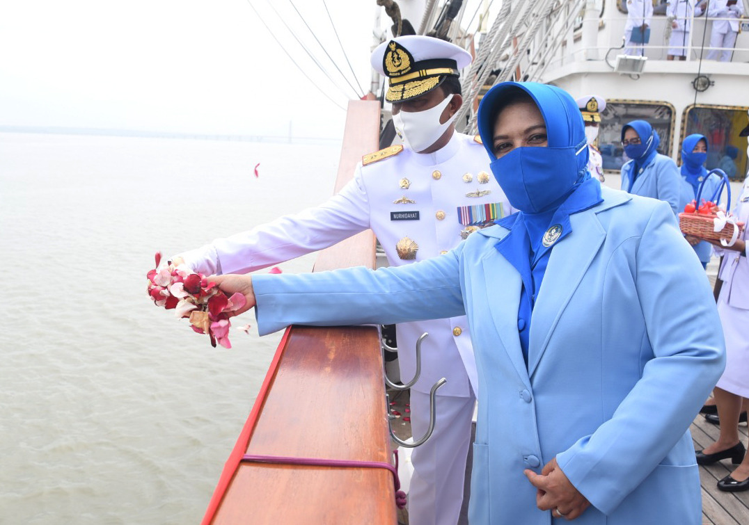 Dankodiklatal Bersama Ketua Gabungan Jalasenastri Laksanakan Tabur Bunga di Atas Geladak KRI Bima Suci