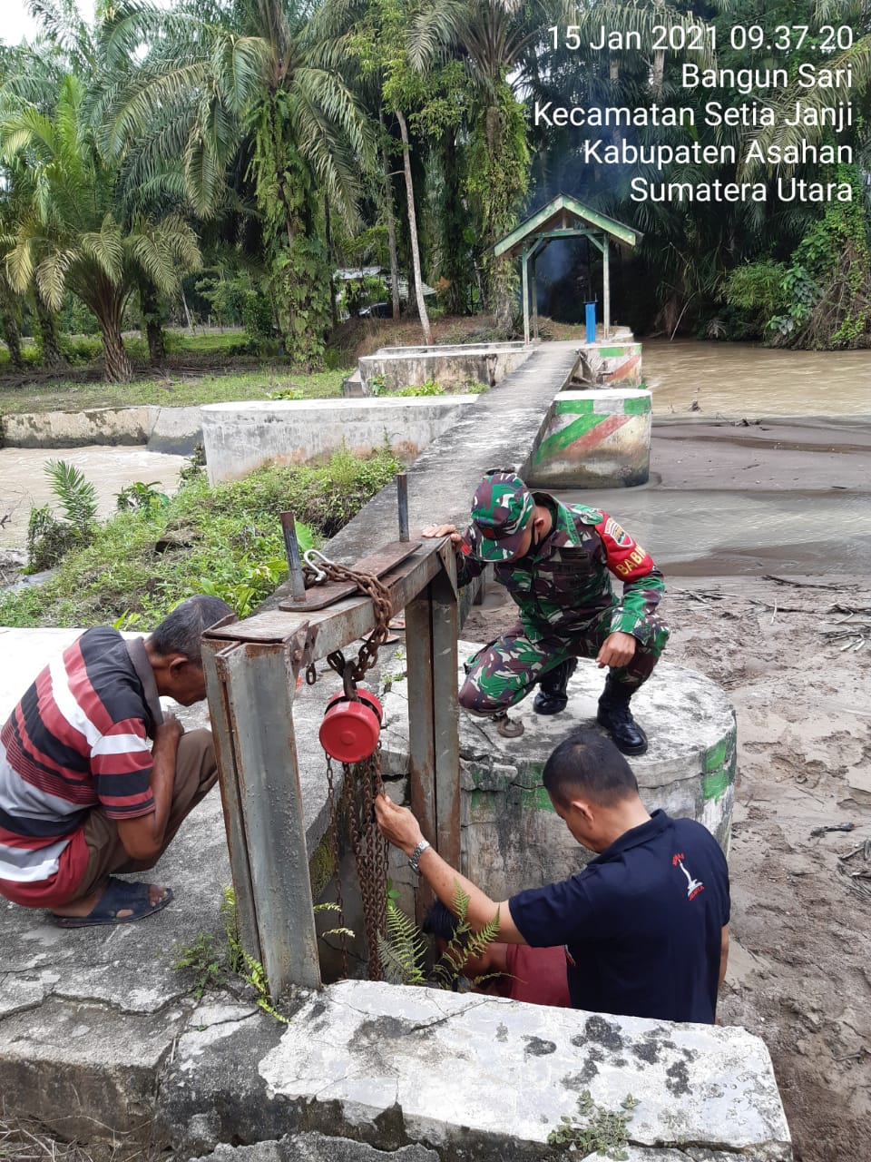 Dengan Gotong Royong Pembersihan Bendungan Air Agar Lancar Dilakukan Personel Jajaran Kodim 0208/Asahan Bersama Warga