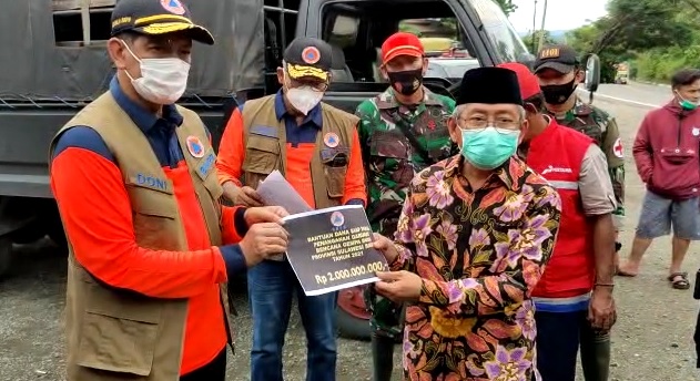 BNPB Serahkan Bantuan Sebesar 4 Miliar untuk Gempabumi Sulbar