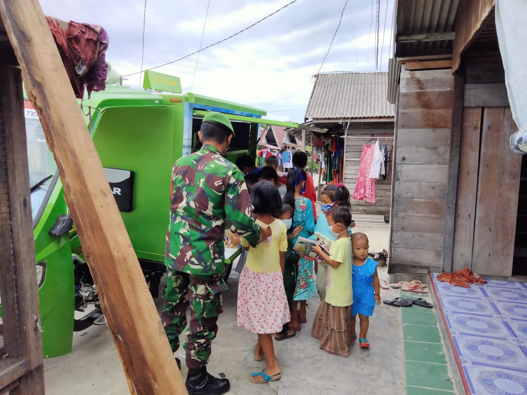 Melalui Si-Komos, Babinsa Kumai Hulu Edukasi Masyarakat