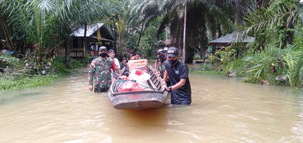 Gunakan Sampan, Satgas Pamtas 642 Salurkan Bantuan Dampak Banjir