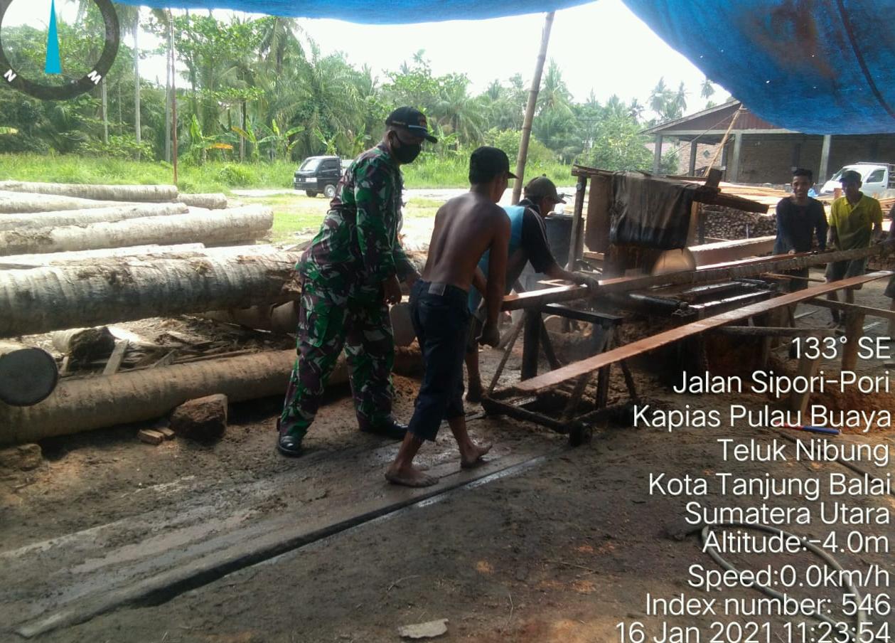 Bersama Dengan Pekerja Pemotong Pohon Kelapa, Personel Jajaran Kodim 0208/Asahan Laksanakan Komsos