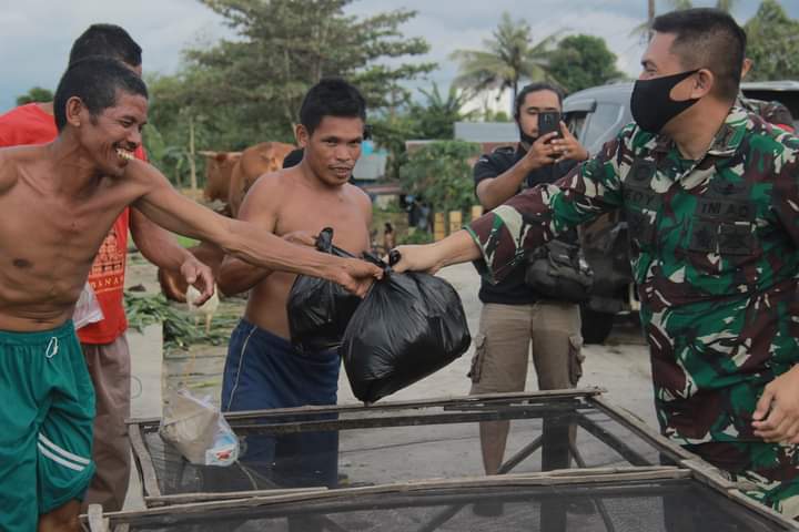 Dandim 1003 Kandangan Bersama Wabup HSS Berikan Bantuan Langsung Ke Warga Korban Banjir