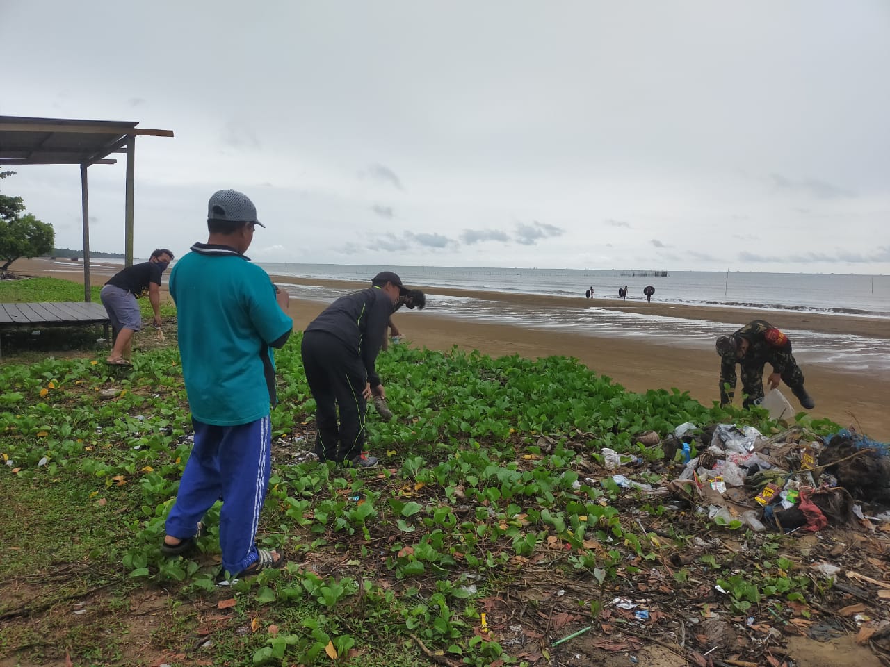 Ciptakan Lingkungan Wisata Asri, Babinsa Pelopori Bersih-Bersih Pantai