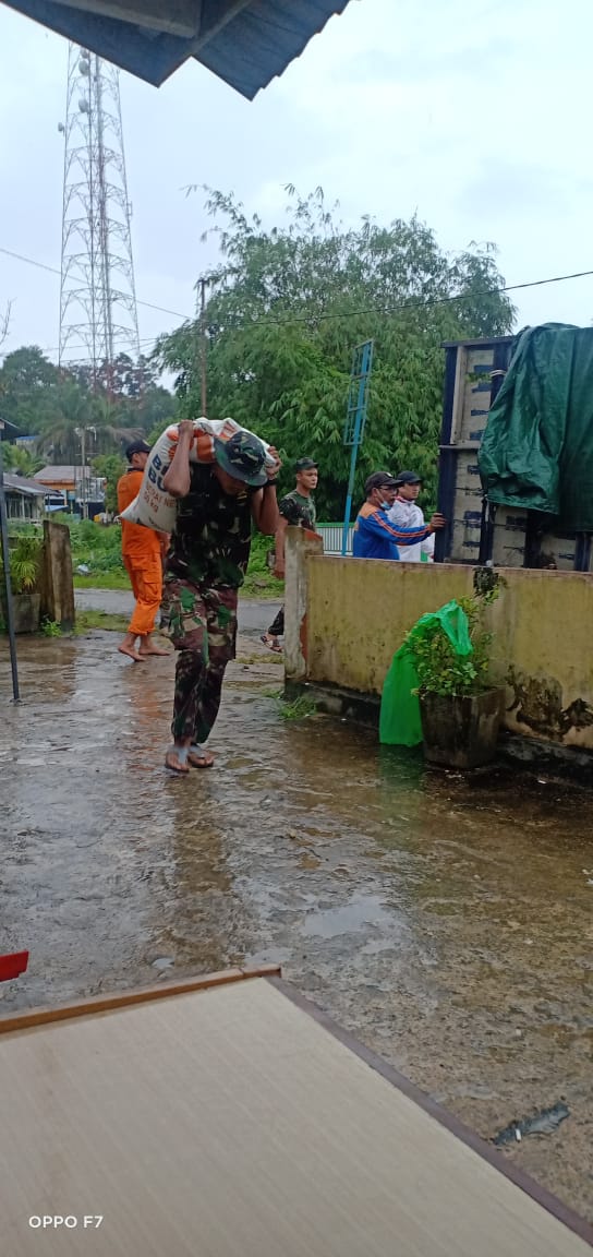 Koramil Seluas Kawal Pendistribusian Bantuan kepada Warga Terdampak Banjir