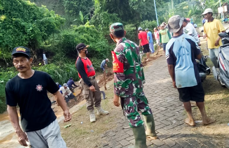 Dukung Program Pemkab, Koramil Kedewan Bojonegoro Bersama Masyarakat Bersih-Bersih Sampah