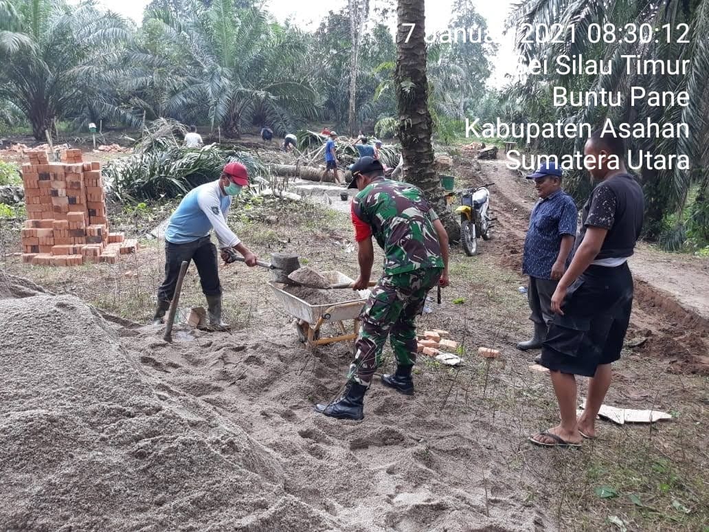 Personel Jajaran Kodim 0208/Asahan Semarakkan Kembali Gotong Royong Diwilayah Desa Binaan