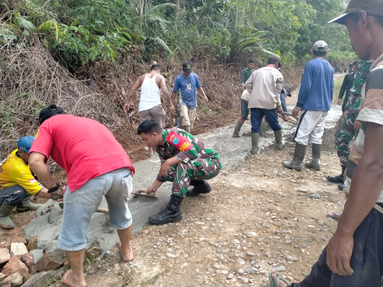 Bersama Warga, Babinsa Nanga Kompi Bangun Rabat Beton