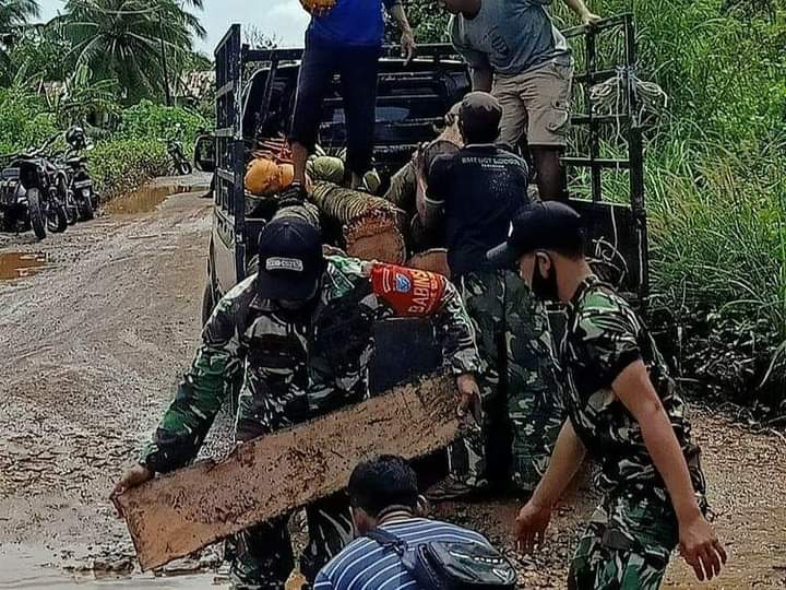 Peduli Kepada Warga, Babinsa Sui Jawi Gotong Royong Perbaiki Jalan