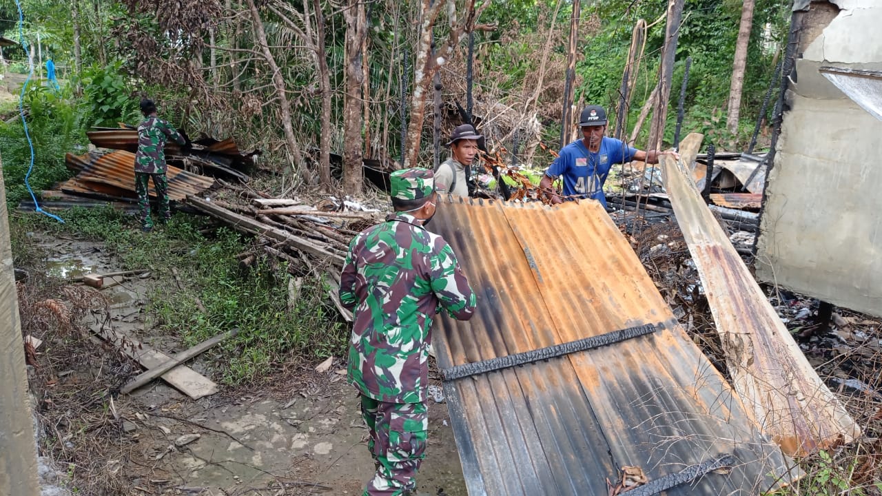 Peduli Korban Kebakaran, Koramil Jagoi Babang Bantu Bersihkan Puing