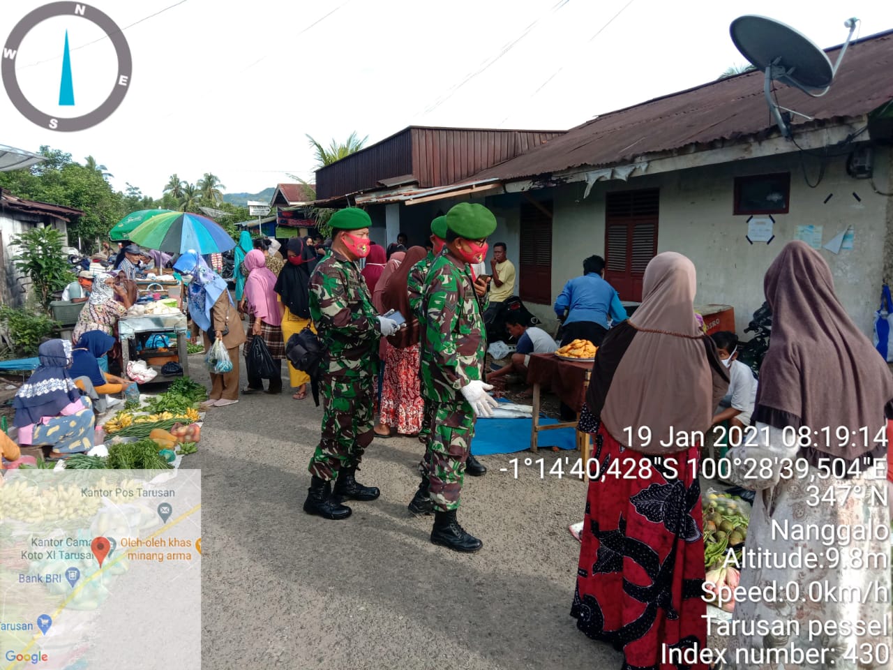 Putus Penyebaran Covid-19 Babinsa Koramil 07/Tarusan, Tegakan Protokol Kesehatan di Pasar Tradisional