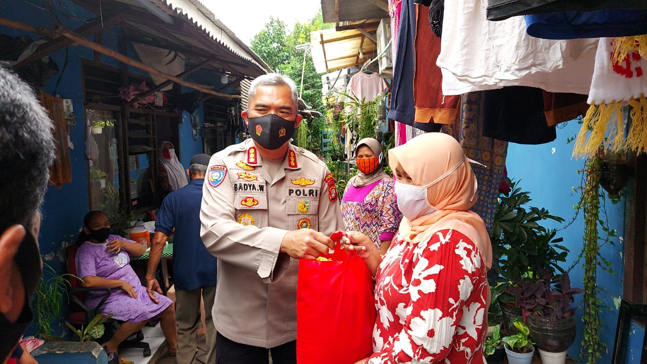 Kapolda Metro Jaya Berikan Bantuan di Kampung Tangguh Jaya Slum Area