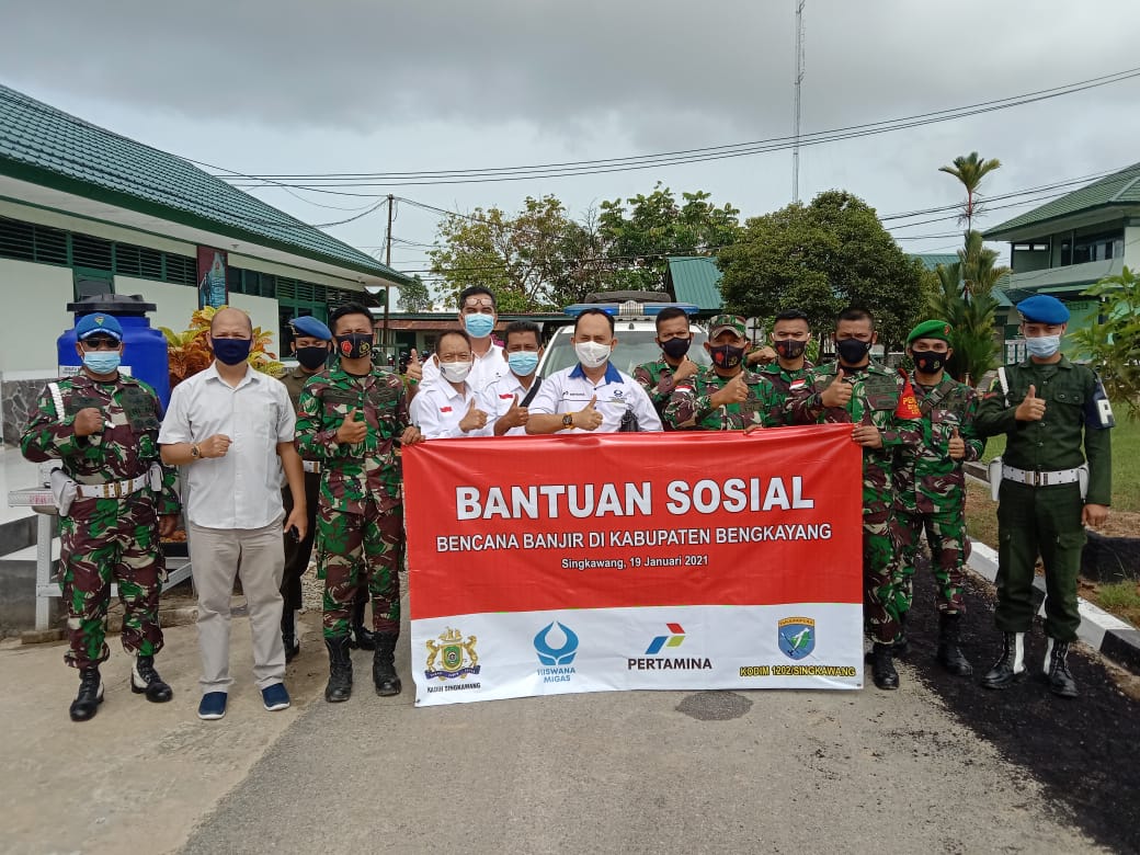 Kodim Singkawang Salurkan Bantuan Kepada Warga Terdampak Banjir