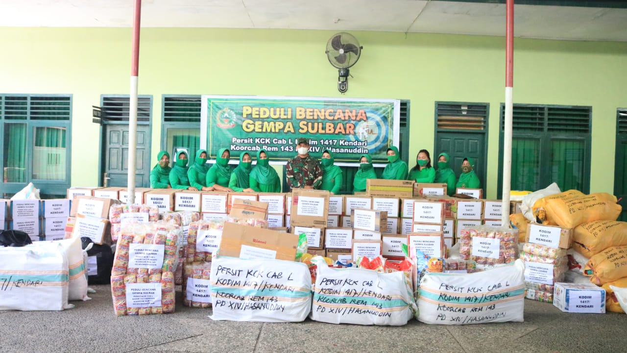 Persit KCK Kodim Kendari Ikut Salurkan Bantuan Untuk Korban Gempa di Mamuju