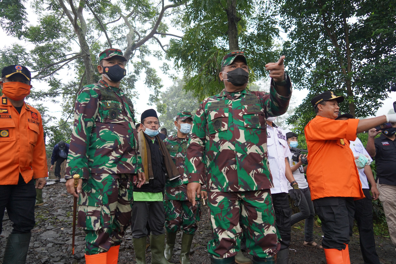 Danrem 061/Sk Dampingi Pangdam III/Slw Tinjau Lokasi Banjir Bandang Kab. Bogor