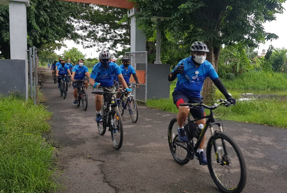 Pererat Kekeluargaan Danpuslatdiksarmil Kodiklatal Ajak Gowes Bareng Prajurit