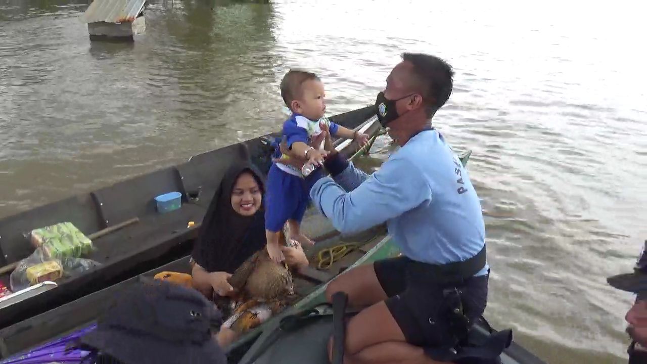 Satgas Banjir Koarmada II Salurkan Bantuan di 4 Desa di Kecamatan Sungai Tabuk Banjarmasin