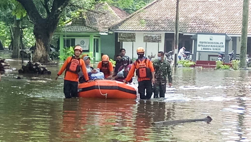 Danramil Bojonegoro Bersama Kades Sukorejo Pantau Penanganan Banjir Diwilayah