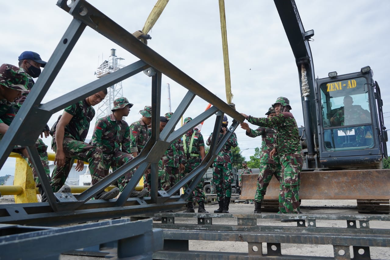 Personil Yonzikon-14 dan Paldam Hasanuddin Pasang Jembatan Acrow Panel di Pelabuhan Feri Mamuju