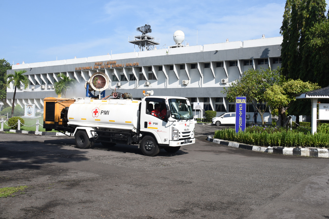 Gandeng PMI Surabaya Kodiklatal Adakan Penyemprotan Disinfectan Kesatrian