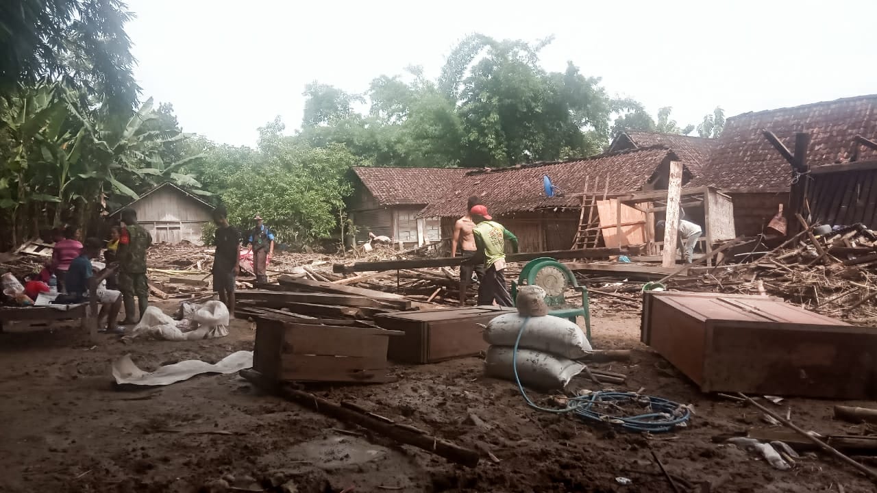 Pasaca Banjir Bandang Luapan Kalipapak, Koramil Sekar Bojonegoro Dan Pemdes Karya Bakti Bersama