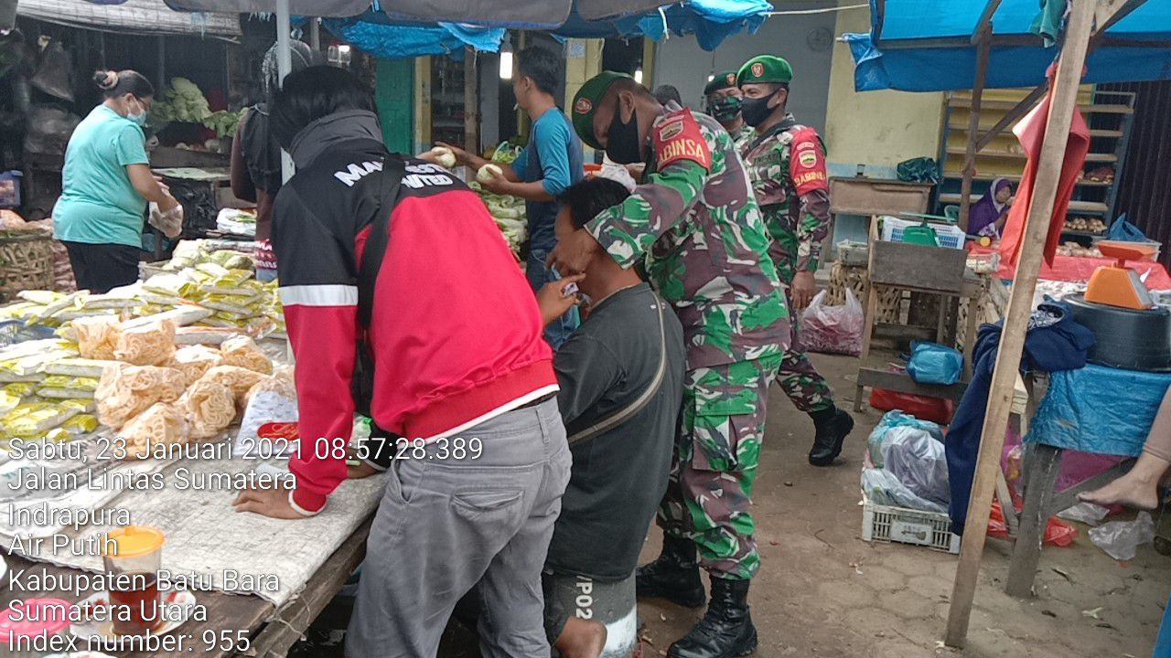 Personel Jajaran Kodim 0208/Asahan Laksanakan Pengamanan Disiplin Mandiri Covid-19 di Pasar Delima Indrapura