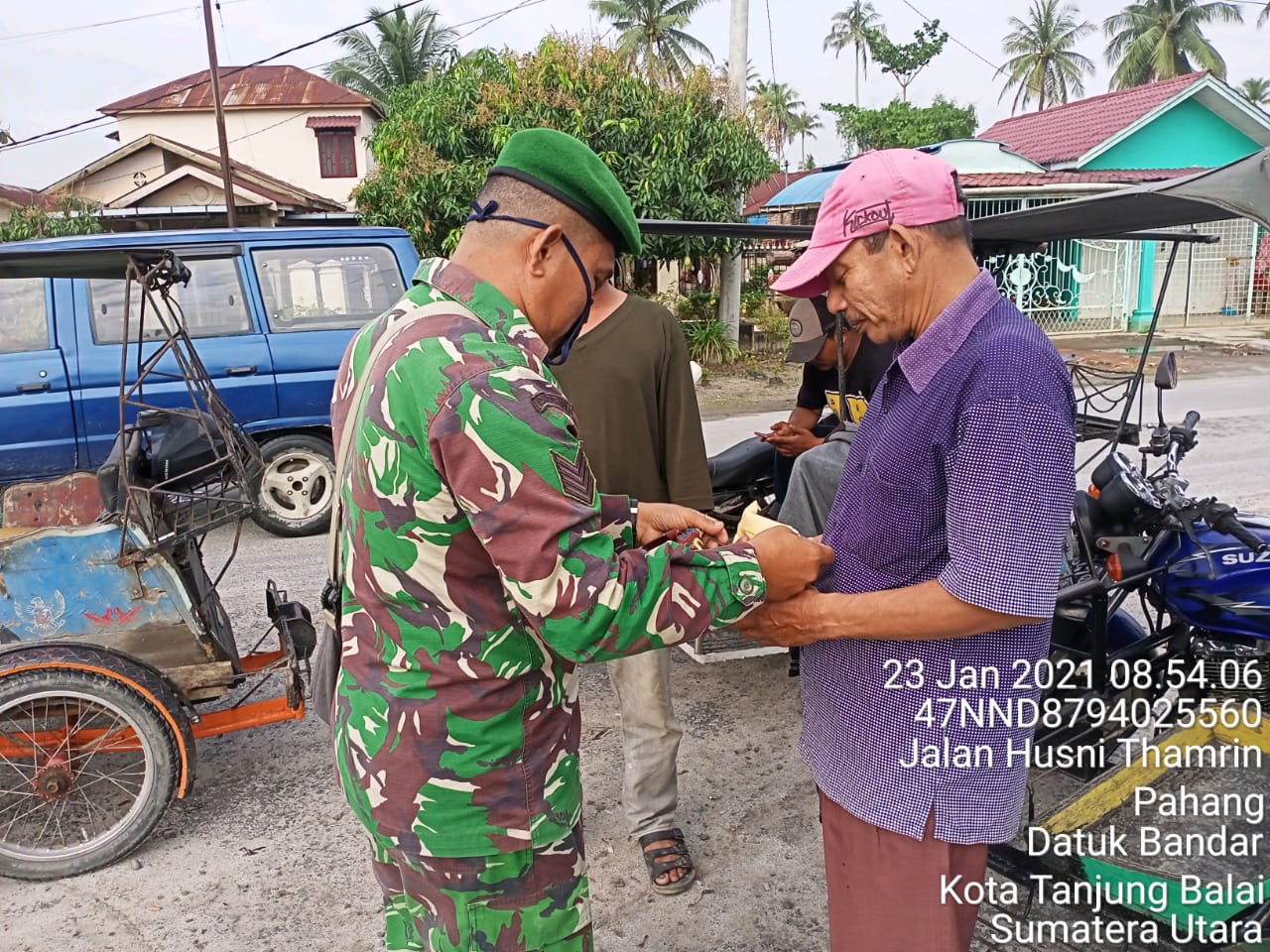 Personel Jajaran Kodim 0208/Asahan Edukasi Dan Sosialisasi Protokol Kesehatan Kepada Warga