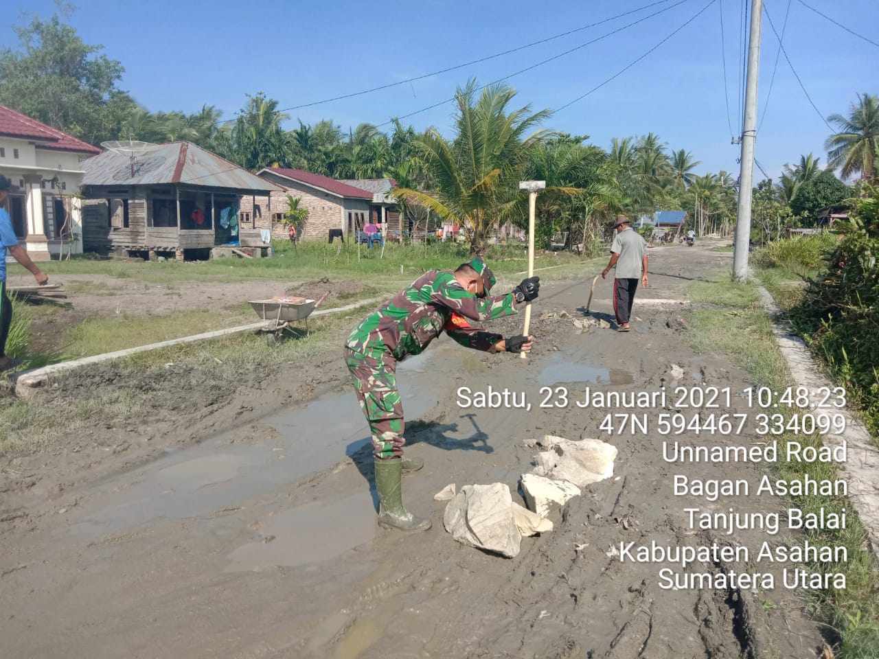 Bangun Kebersamaan, Personel Jajaran Kodim 0208/Asahan Laksanakan Gotong Royong Bersama Perangkat Desa Dan Masyarakat