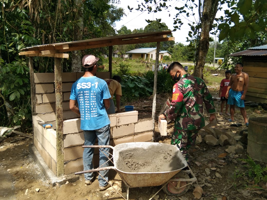 Bantu Wujudkan Pola Hidup Bersih dan Sehat, Babinsa Jagoi Gotong Royong Buat Jamban