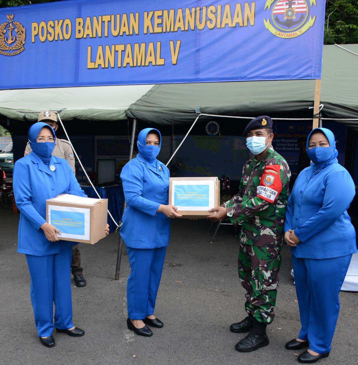 Ketua Gabungan Jalasenastri Kodiklatal Serahkan Bantuan Sembako Korban Bencana Mamuju