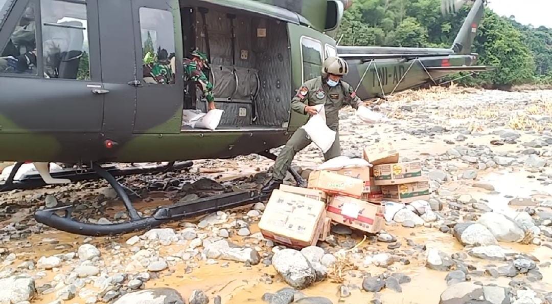 Heli BELL 412 EP Salurkan Bantuan Kasad Untuk Korban Banjir dan Tanah Longsor di HST