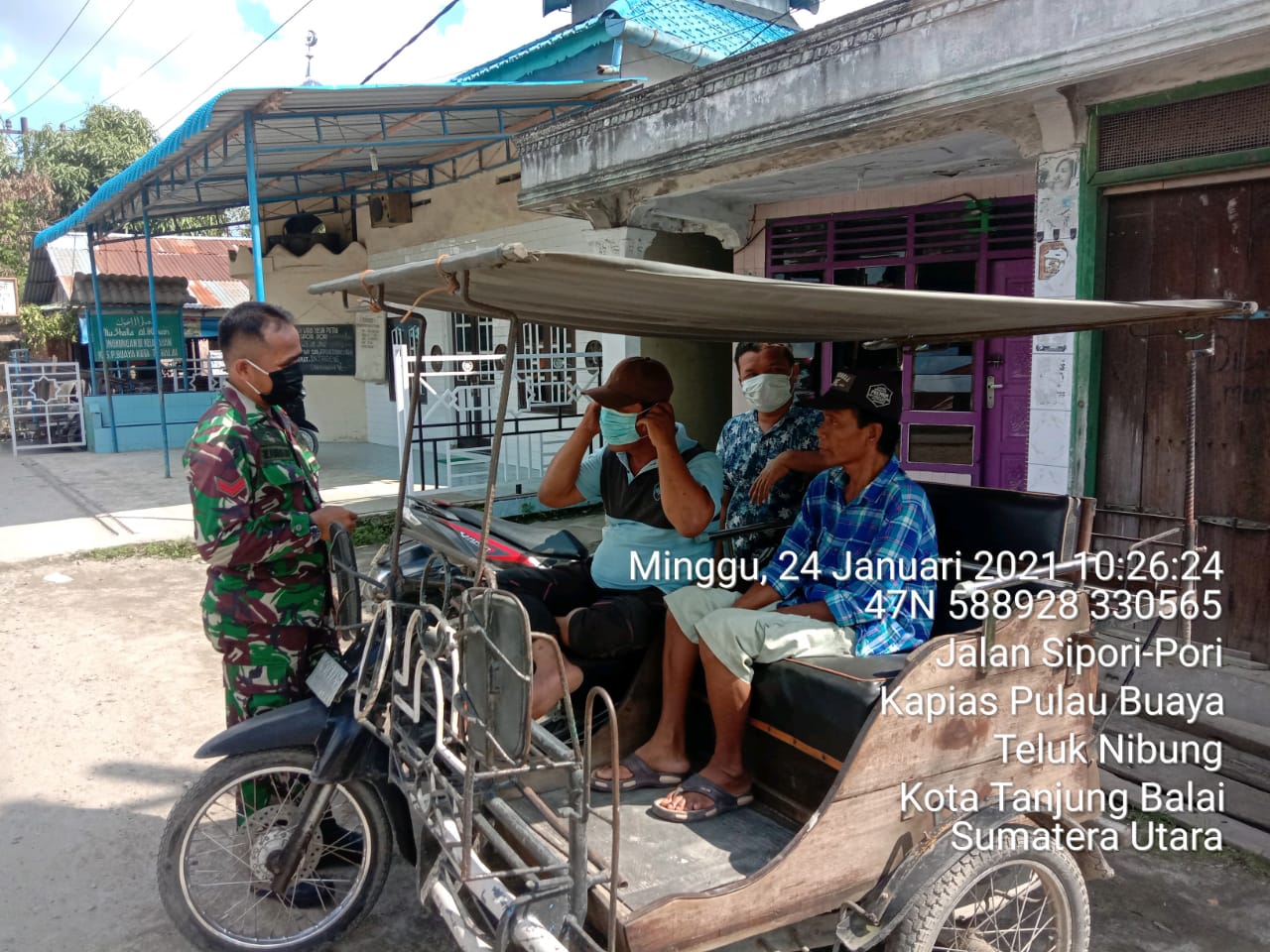 Selalu Aktif Diwilayah Binaan, Personel Jajaran Kodim 0208/Asahan Laksanakan Edukasi Covid-19 Serta BAgikan Masker