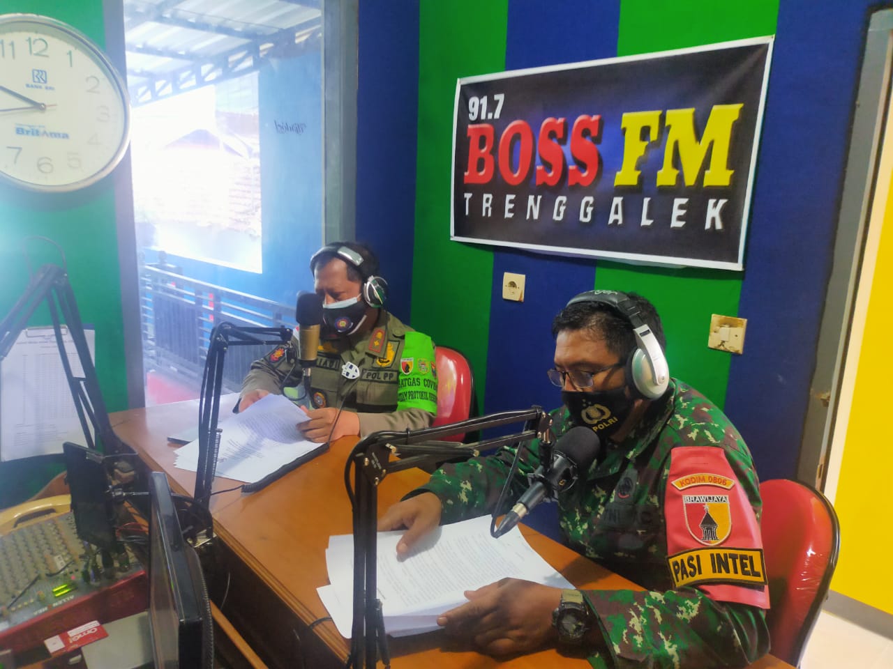 Kodim 0806/Trenggalek Bantu Sosialisasi Perpanjangan Pemberlakuan Pembatasan Kegiatan Masyarakat Melalui Siaran Radio