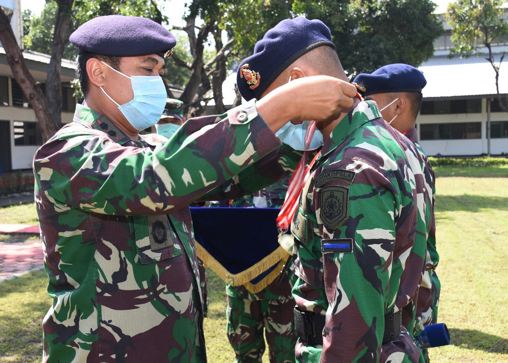 Danpusdikpel Kodiklatal Kolonel Laut (P) Teguh Wibowo, M.Tr. Hanla Tutup Dikmata PK TNI AL XX/1