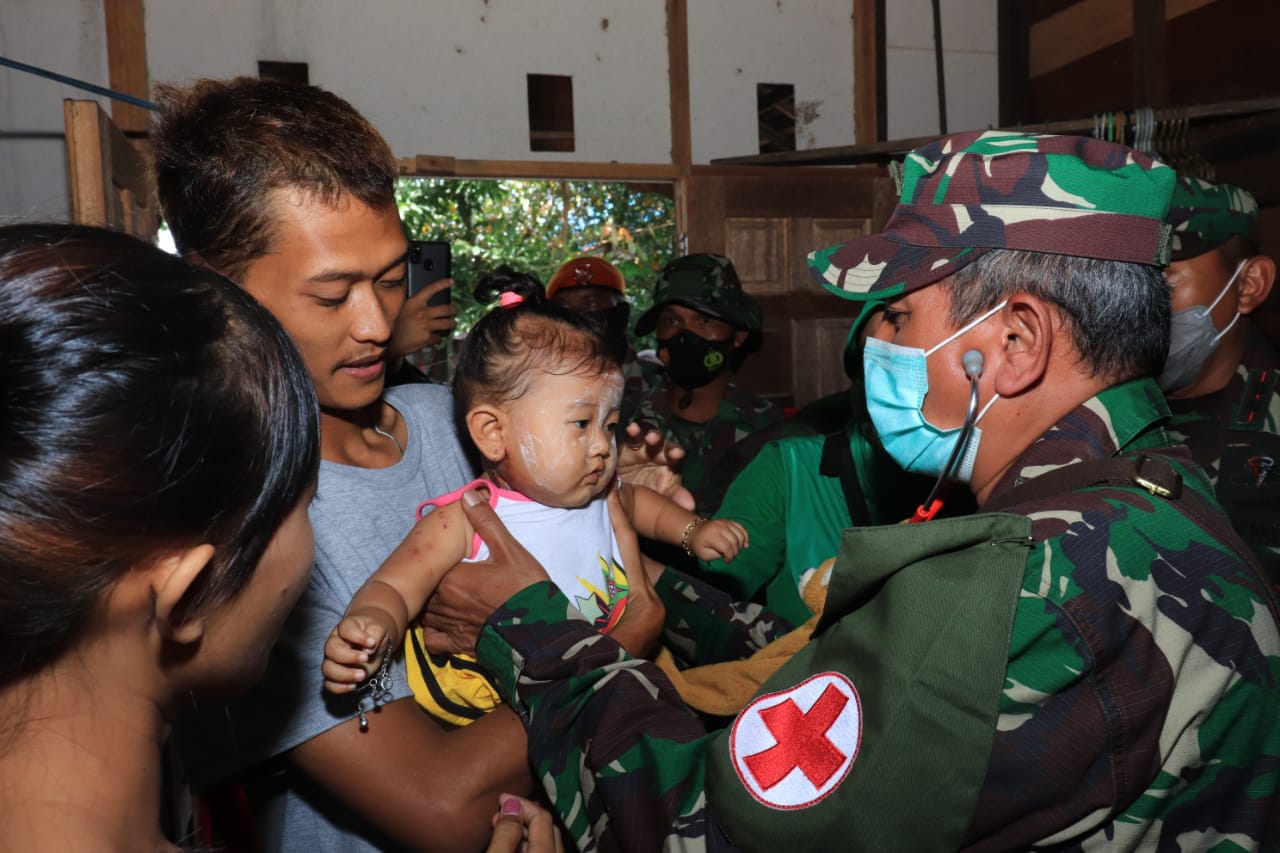 Selain Kirim Bantuan, Dokter TNI – AD Juga Turun Ke lokasi Musibah Banjir