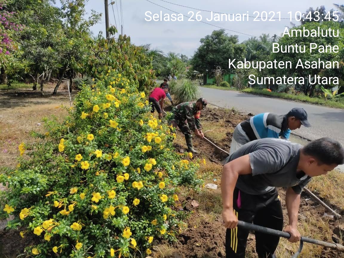 Kompak Dengan Warga Binaan, Personel Jajaran Kodim 0208/Asahan Laksanakan Gotong Royong Bersihkan Parit Dan Badan Jalan