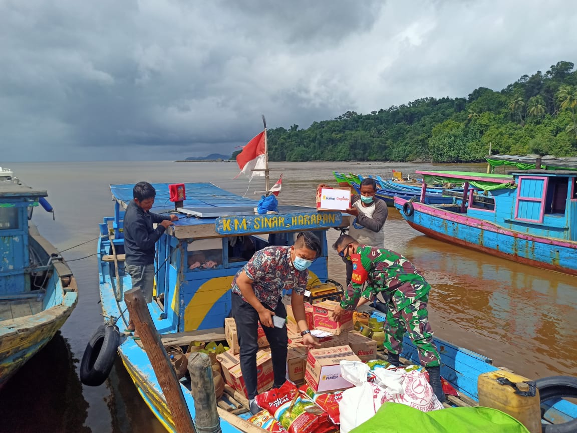 Pasca Bencana Alam, Babinsa Karimunting Bantu Distribusikan Sembako ke Pulau Kabung