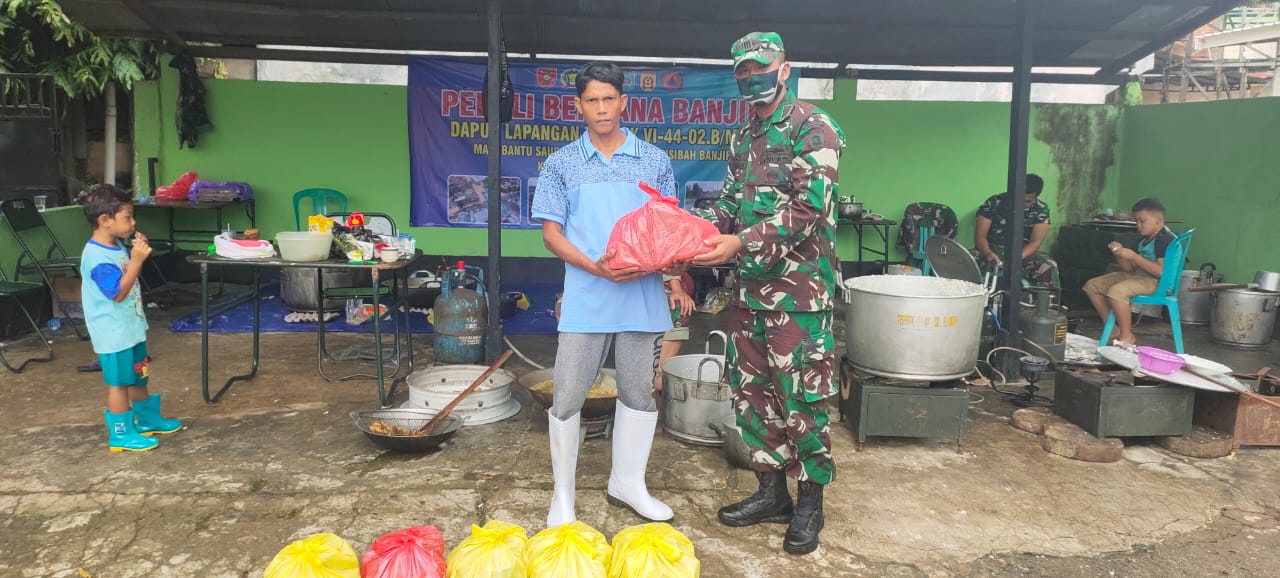 Satuan Tepbek VI-44-02.B/Mtp Bagikan 1000 Bungkus Makanan Siap Saji untuk Korban Banjir