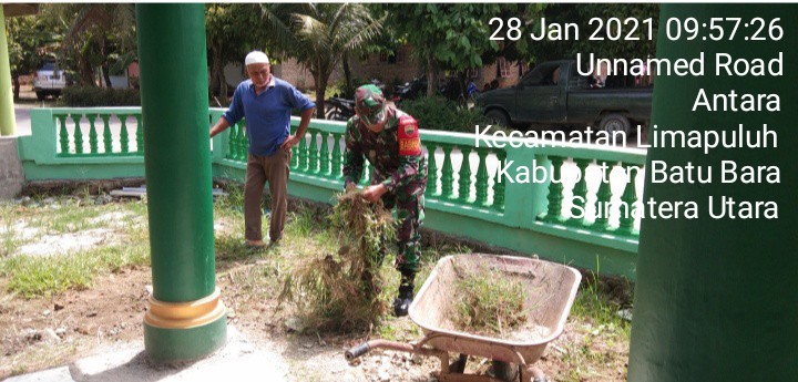 Ciptakan Kedekatan Dengan Warga, Personel Jajaran Kodim 0208/Asahan Laksanakan Gotong-royong Bersihkan Mesjid